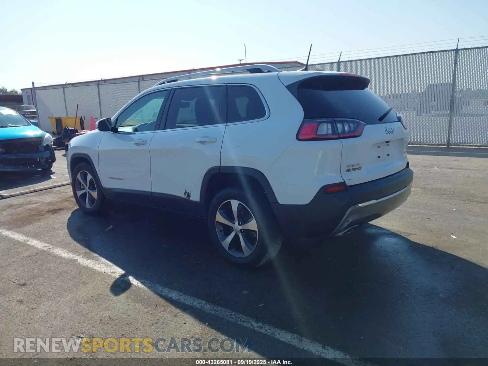 3 Photograph of a damaged car 1C4PJMDX1MD158193 JEEP CHEROKEE 2021