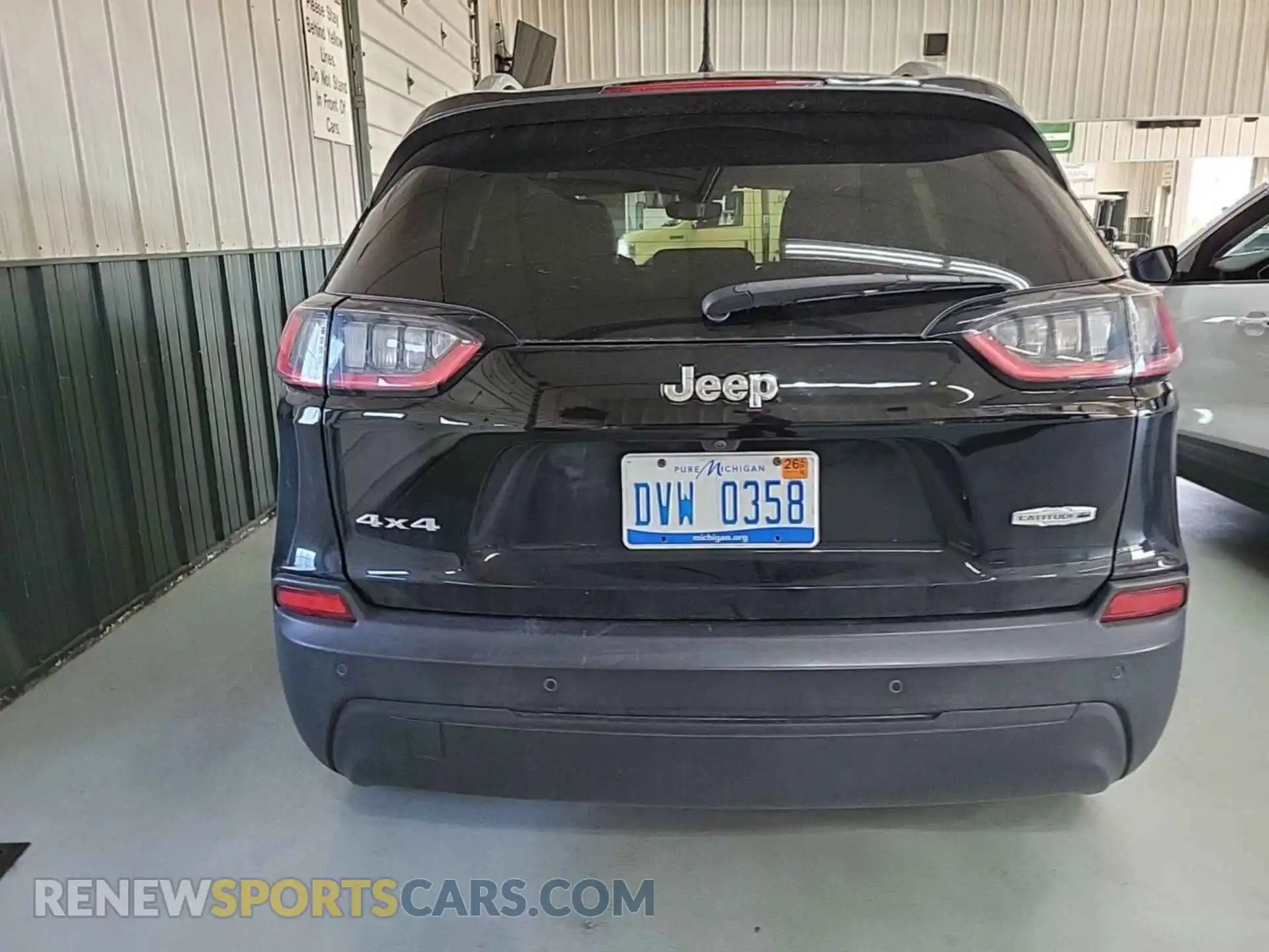 1 Photograph of a damaged car 1C4PJMLB8MD221327 JEEP CHEROKEE 2021