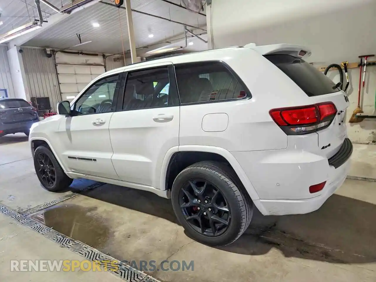 2 Photograph of a damaged car 1C4RJFBG0MC673943 JEEP CHEROKEE 2021