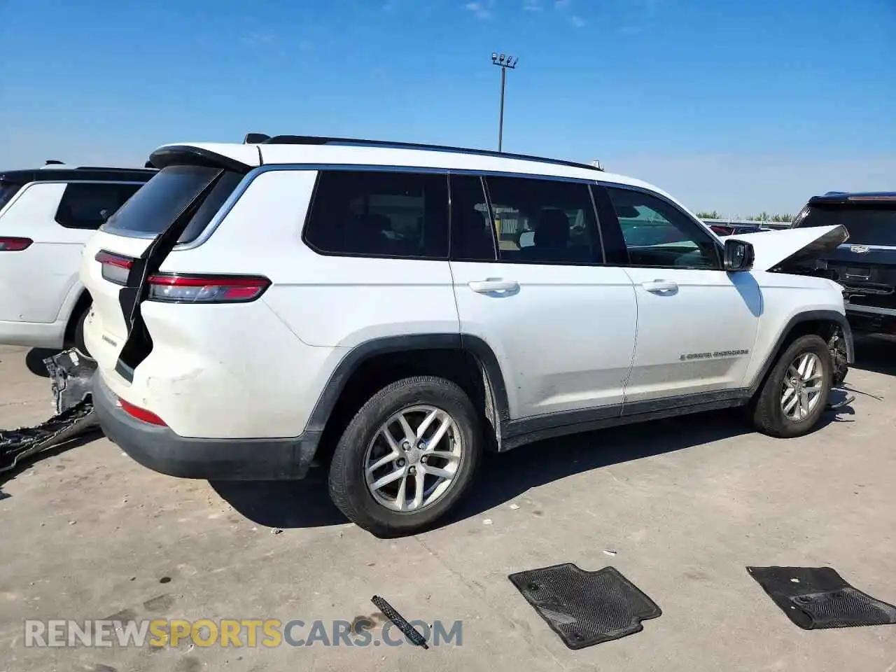 3 Photograph of a damaged car 1C4RJJAG1M8147246 JEEP CHEROKEE 2021