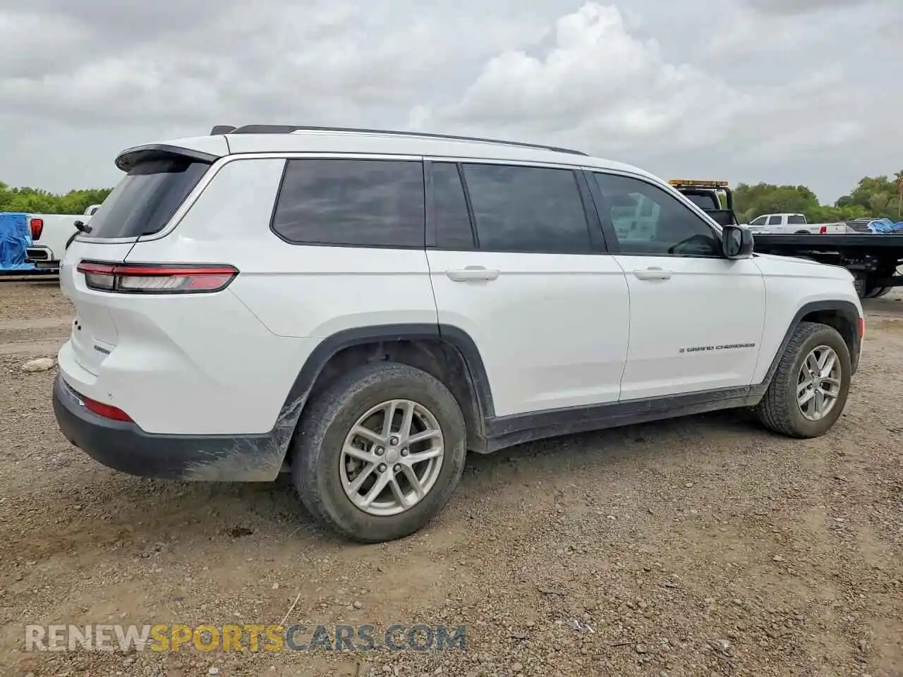 3 Photograph of a damaged car 1C4RJJAG7M8136137 JEEP CHEROKEE 2021