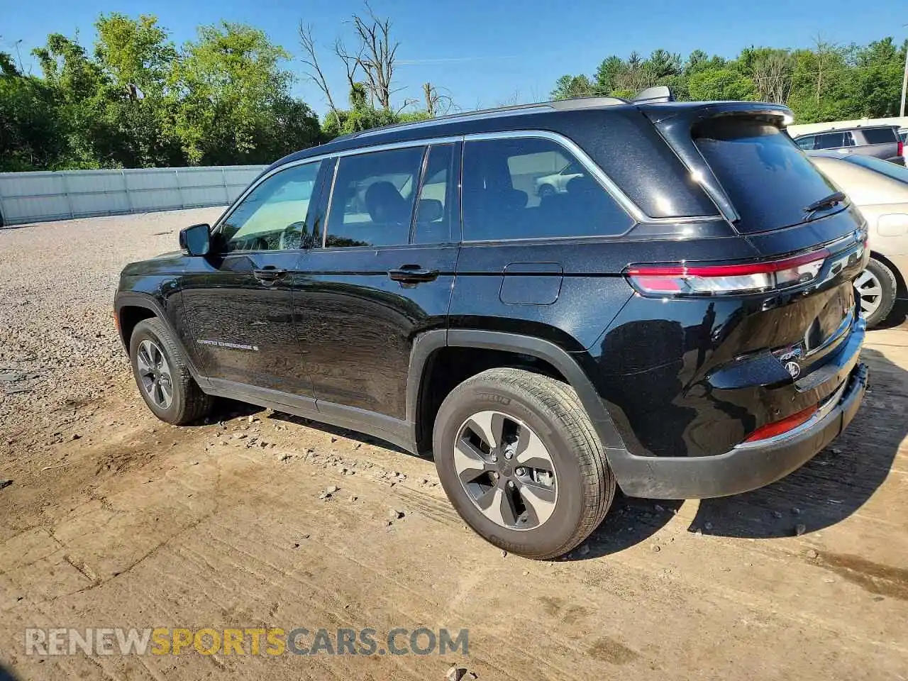 2 Photograph of a damaged car 1C4RJYB67N8758513 JEEP CHEROKEE 2022