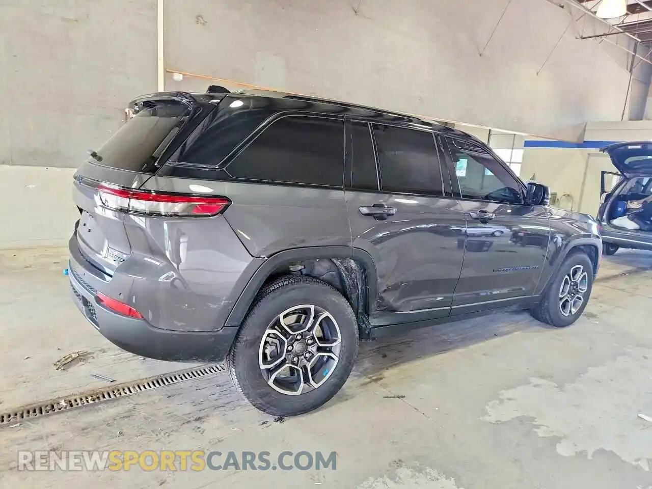 3 Photograph of a damaged car 1C4RJYC69N8765025 JEEP CHEROKEE 2022