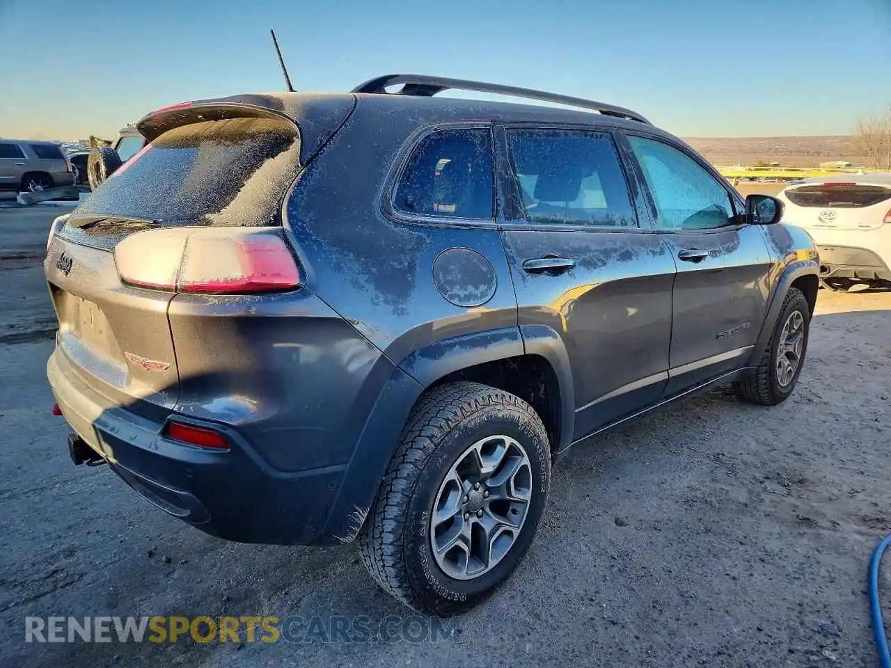 3 Photograph of a damaged car 1C4PJMBN3PD104982 JEEP CHEROKEE 2023