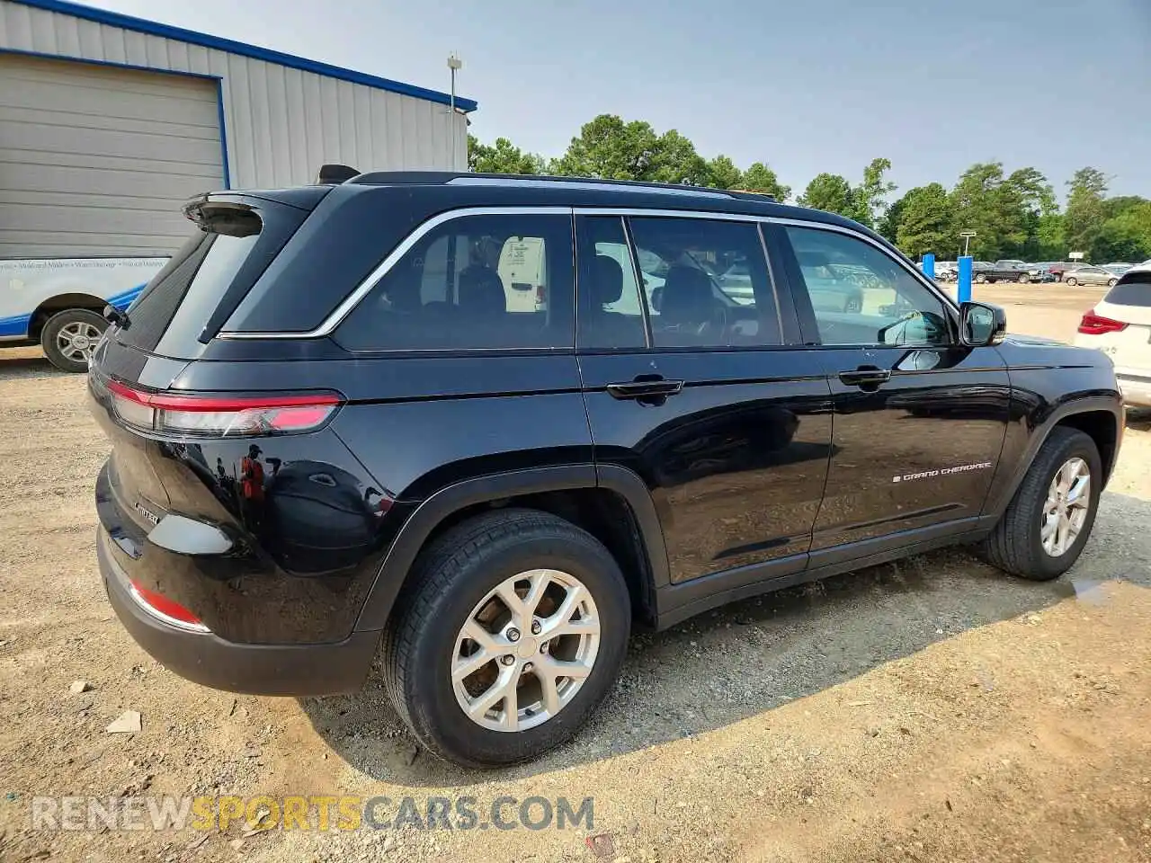 3 Photograph of a damaged car 1C4RJHBG9PC537858 JEEP CHEROKEE 2023