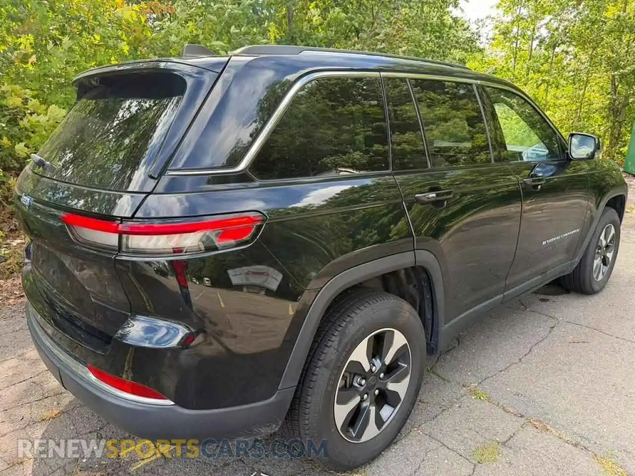 3 Photograph of a damaged car 1C4RJYB63PC595911 JEEP CHEROKEE 2023