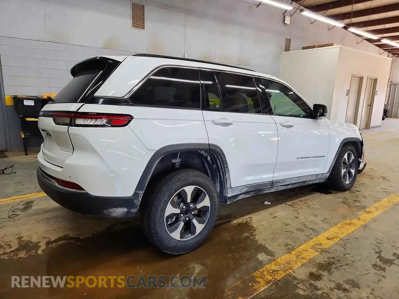 3 Photograph of a damaged car 1C4RJYB65RC129156 JEEP CHEROKEE 2024