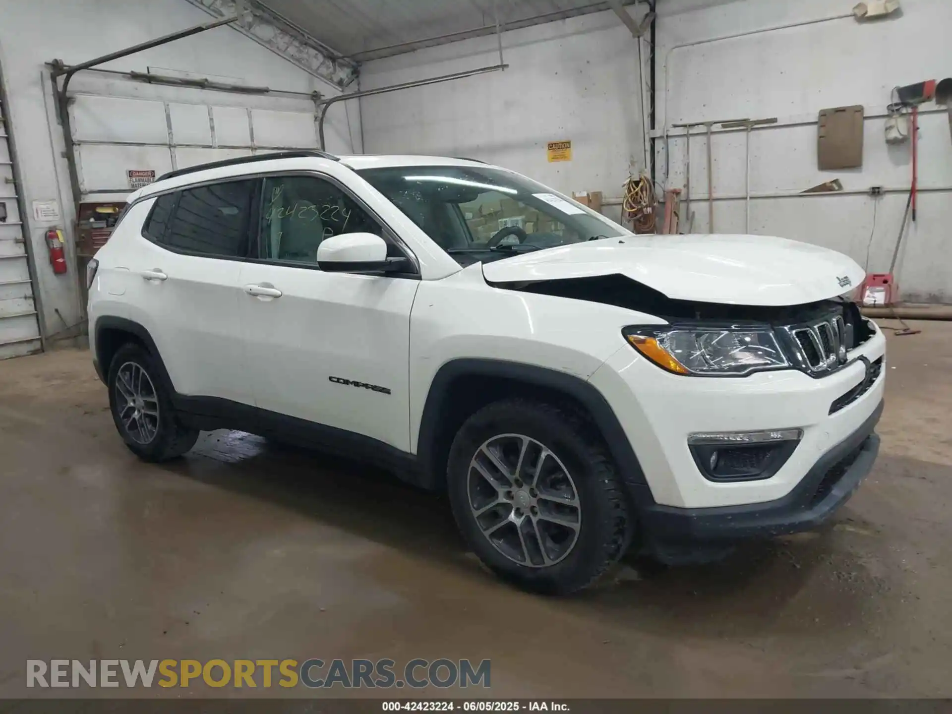 1 Photograph of a damaged car 3C4NJCBB8KT685910 JEEP COMPASS 2019