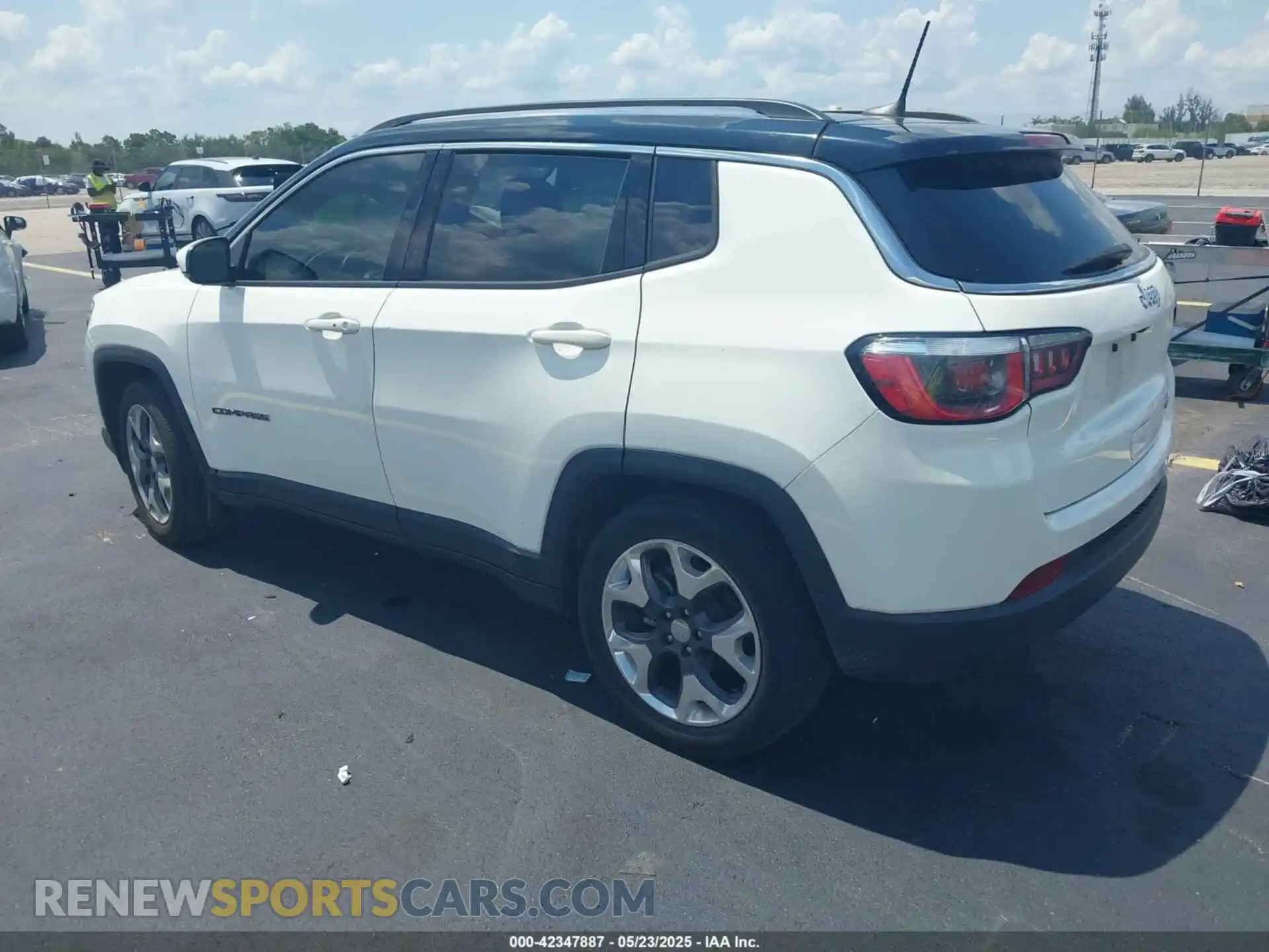 3 Photograph of a damaged car 3C4NJCCBXKT725774 JEEP COMPASS 2019