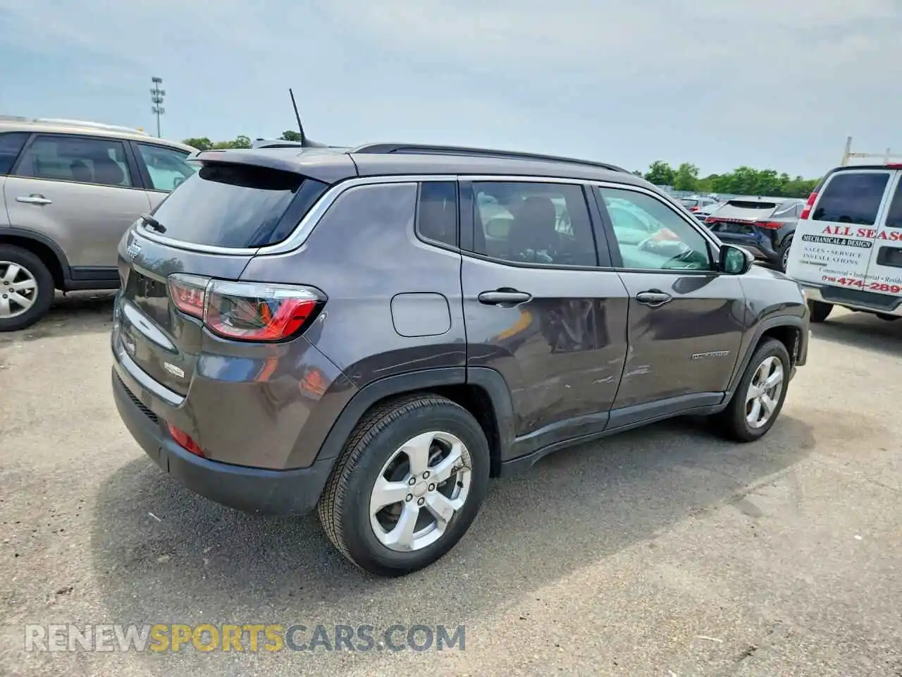 3 Photograph of a damaged car 3C4NJDBB9MT575862 JEEP COMPASS 2021