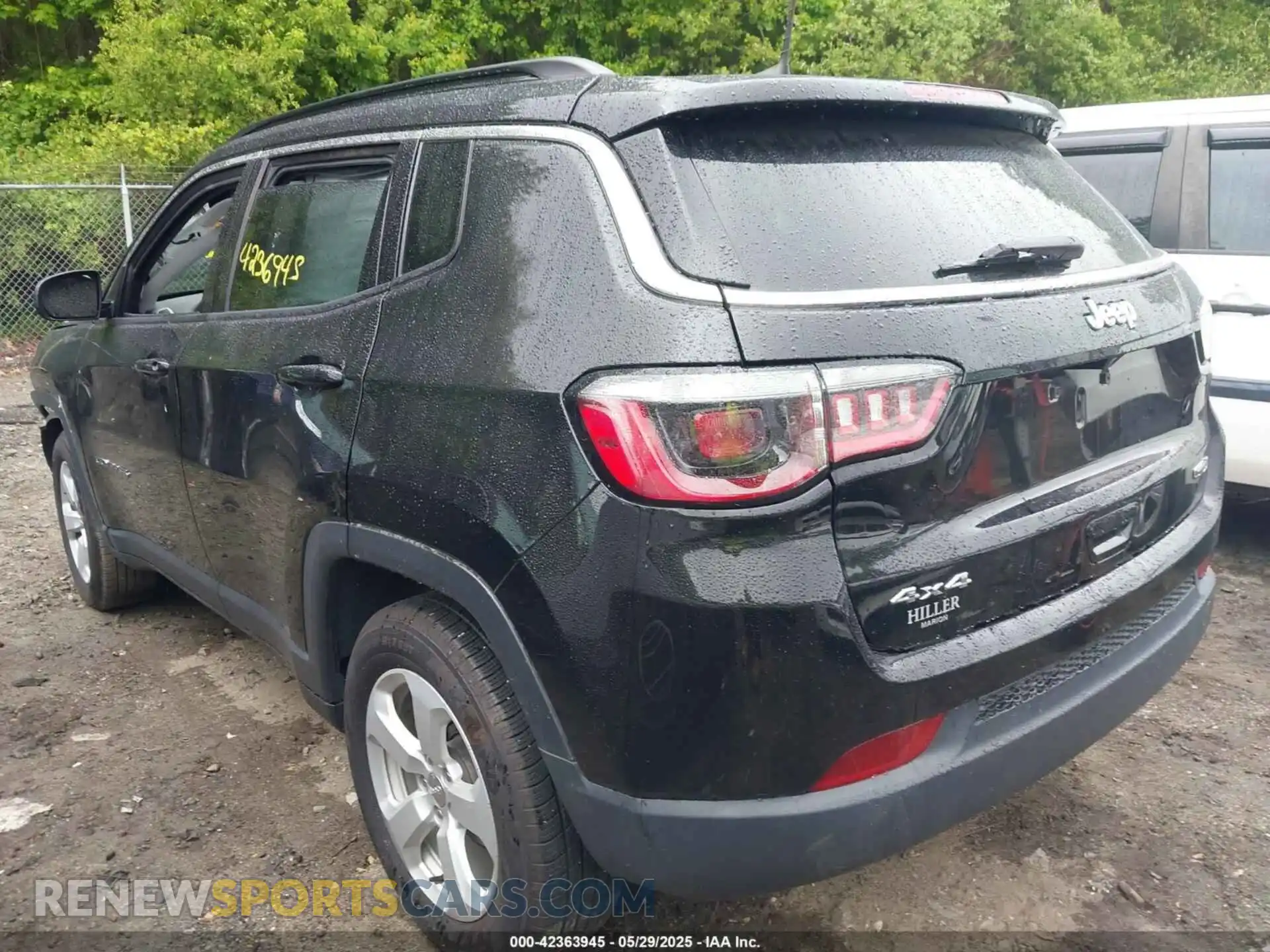 3 Photograph of a damaged car 3C4NJDBBXMT575577 JEEP COMPASS 2021
