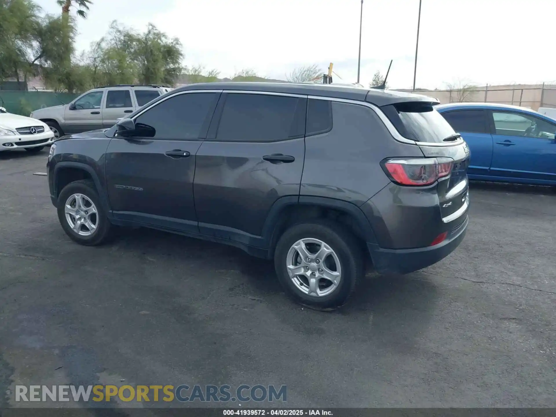 3 Photograph of a damaged car 3C4NJDAB5NT205642 JEEP COMPASS 2022