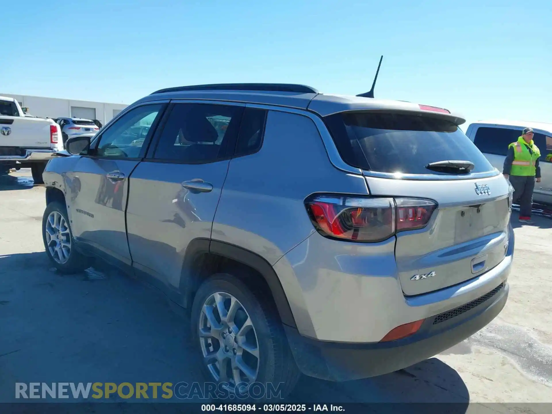 3 Photograph of a damaged car 3C4NJDFB1NT205758 JEEP COMPASS 2022