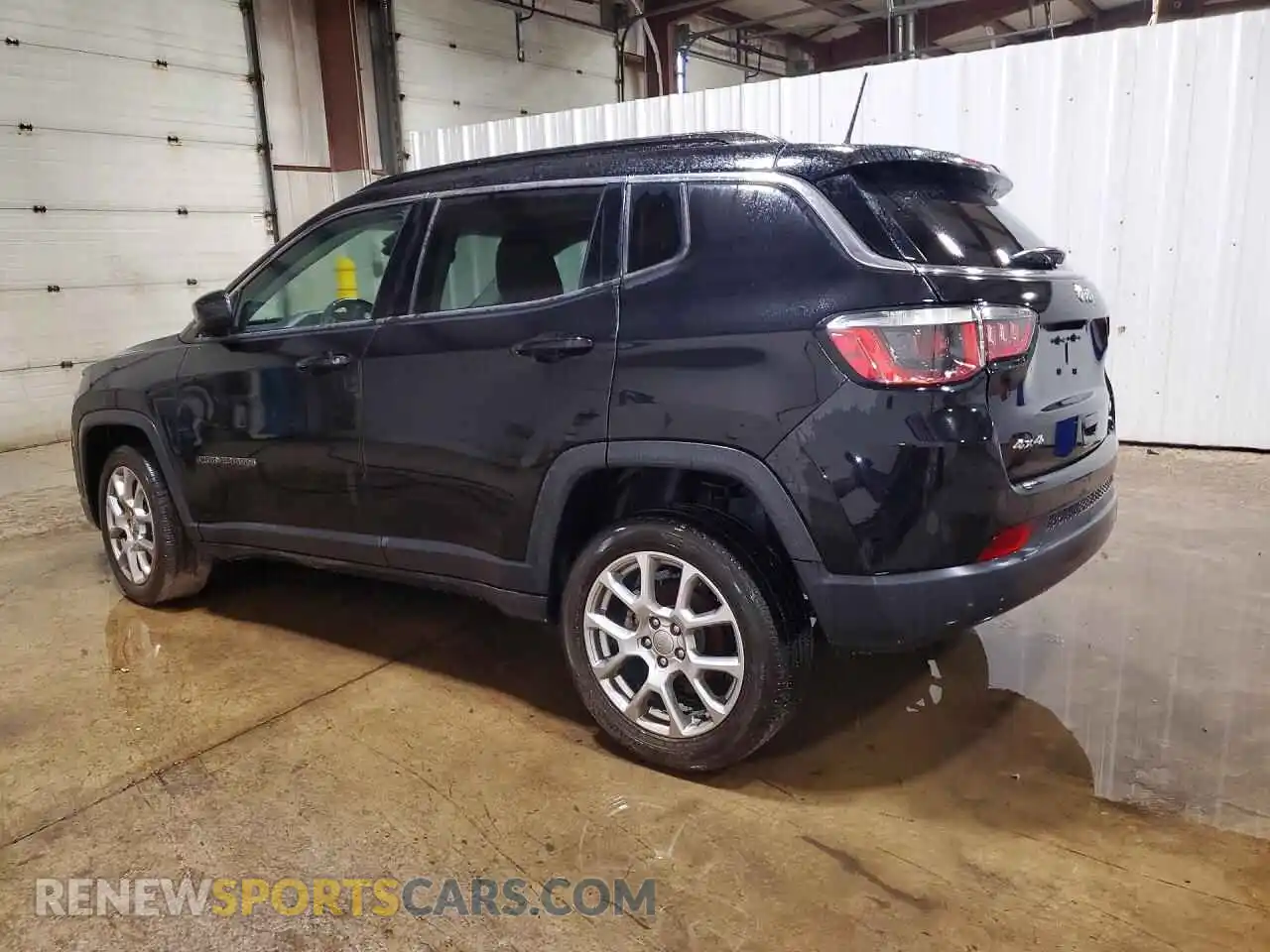 2 Photograph of a damaged car 3C4NJDFB3NT221637 JEEP COMPASS 2022