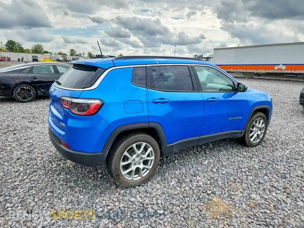 3 Photograph of a damaged car 3C4NJDFB4NT219153 JEEP COMPASS 2022
