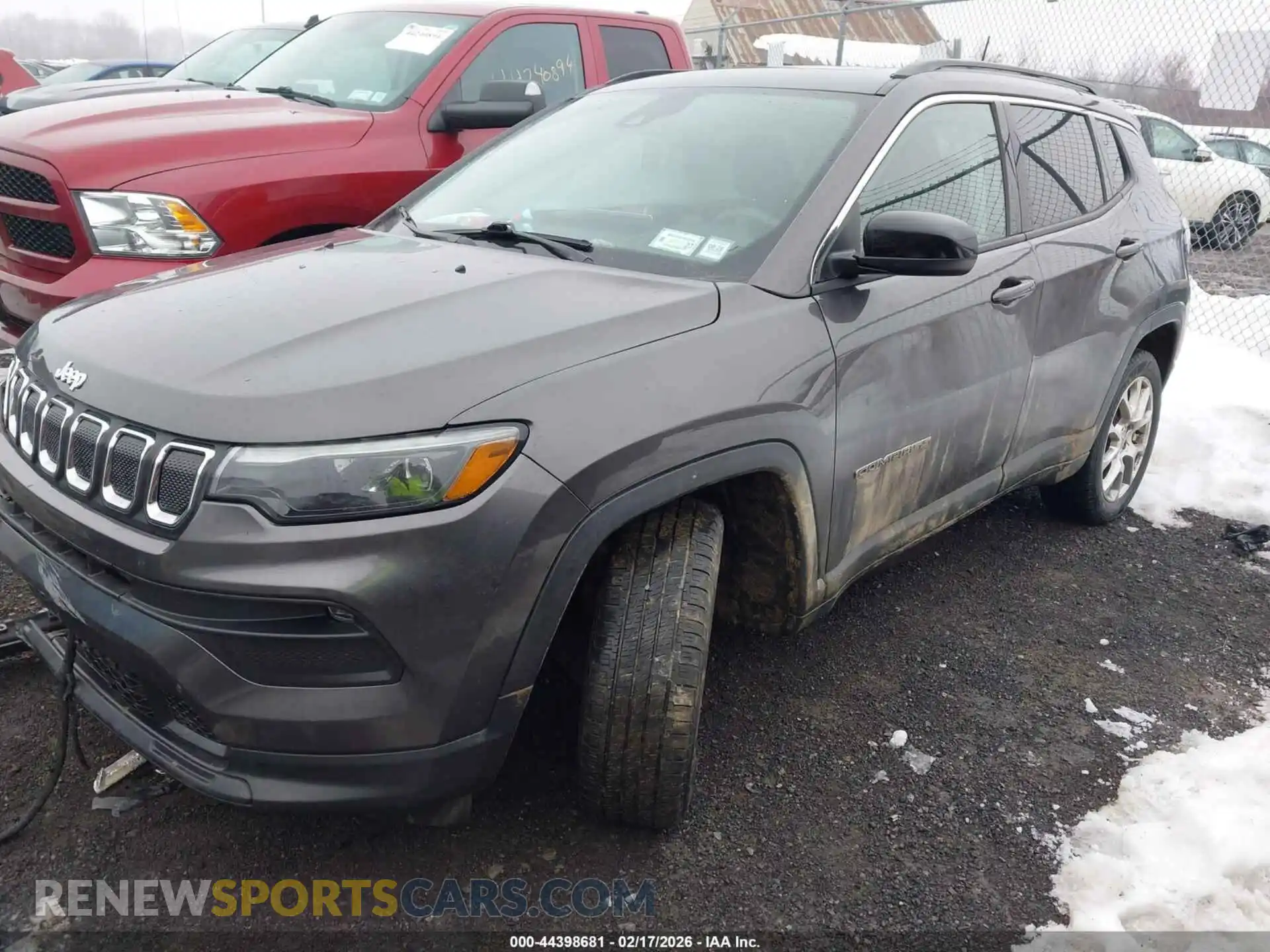 2 Photograph of a damaged car 3C4NJDFB5NT224135 JEEP COMPASS 2022