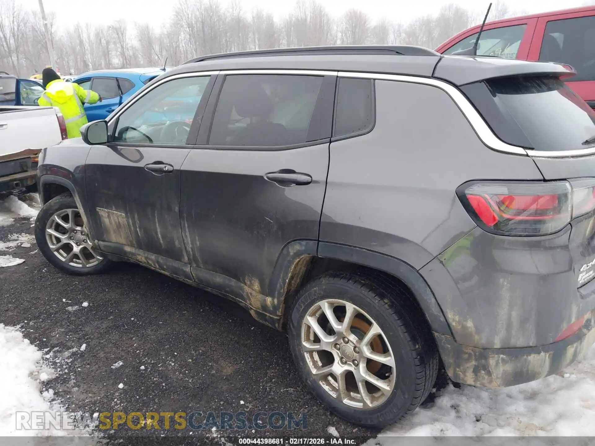 3 Photograph of a damaged car 3C4NJDFB5NT224135 JEEP COMPASS 2022