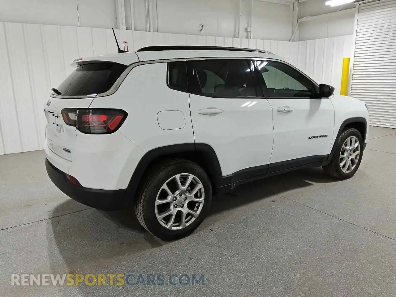3 Photograph of a damaged car 3C4NJDFBXNT230240 JEEP COMPASS 2022