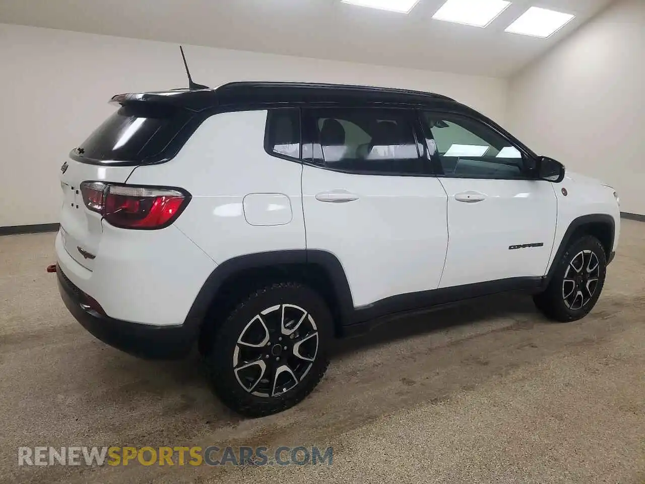 3 Фотография поврежденного автомобиля 3C4NJDDN6ST543620 JEEP COMPASS 2025