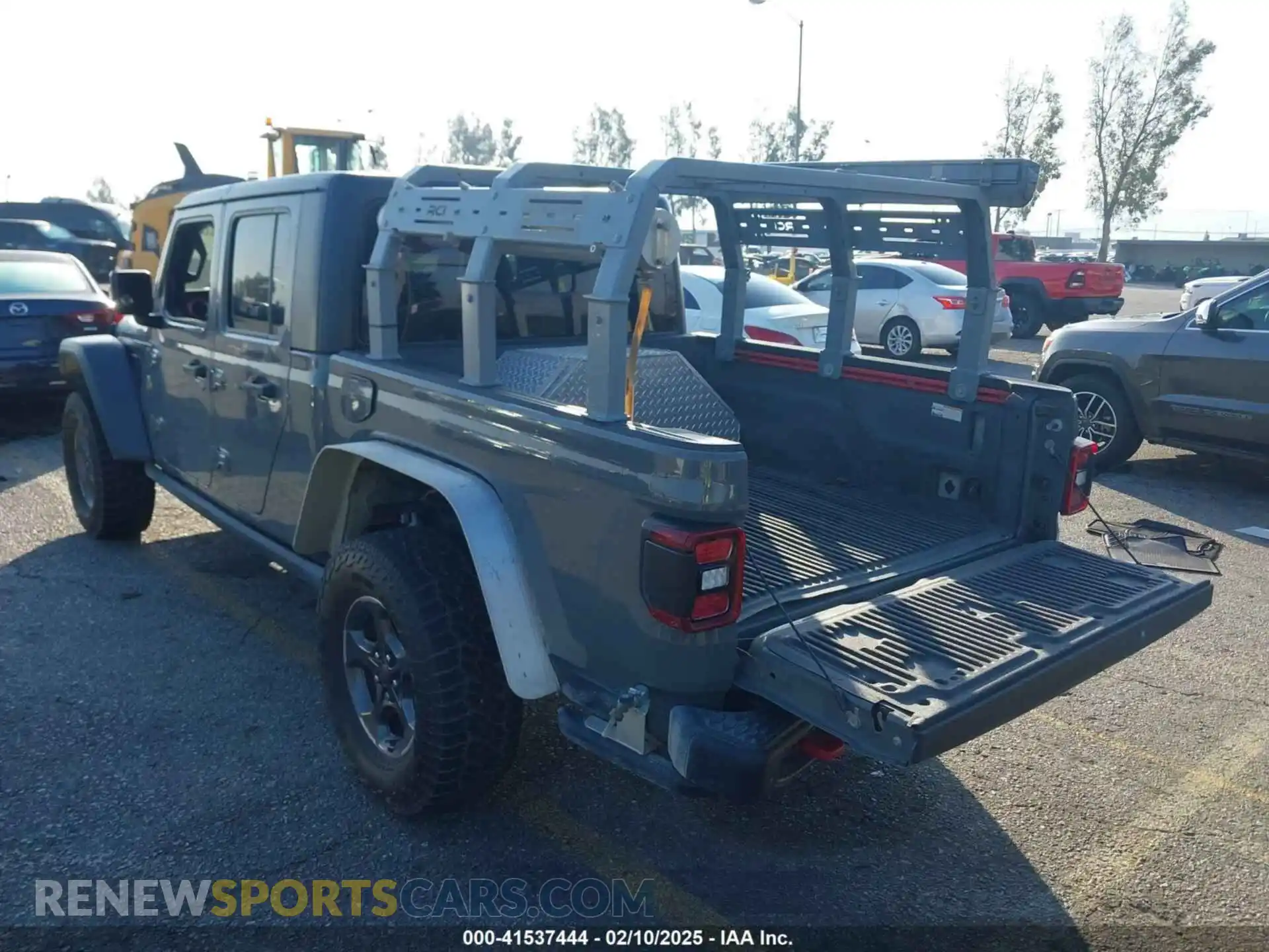 3 Photograph of a damaged car 1C6JJTBGXLL142783 JEEP GLADIATOR 2020