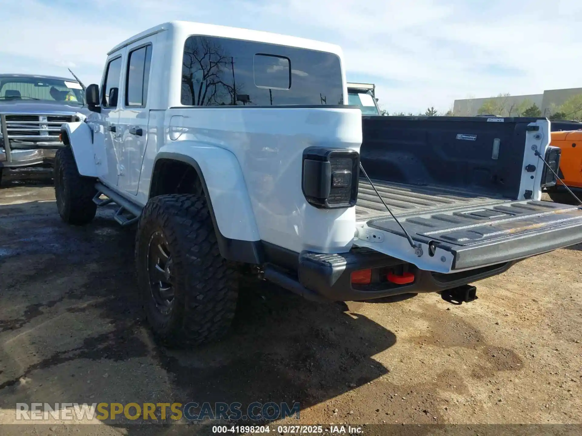 3 Photograph of a damaged car 1C6JJTBG4ML536085 JEEP GLADIATOR 2021
