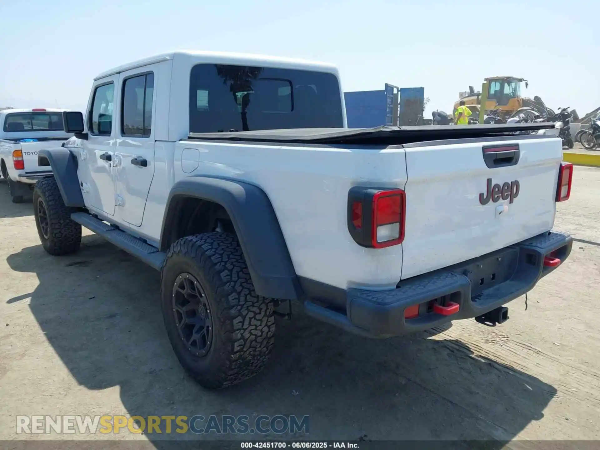 3 Photograph of a damaged car 1C6JJTBG6ML504934 JEEP GLADIATOR 2021