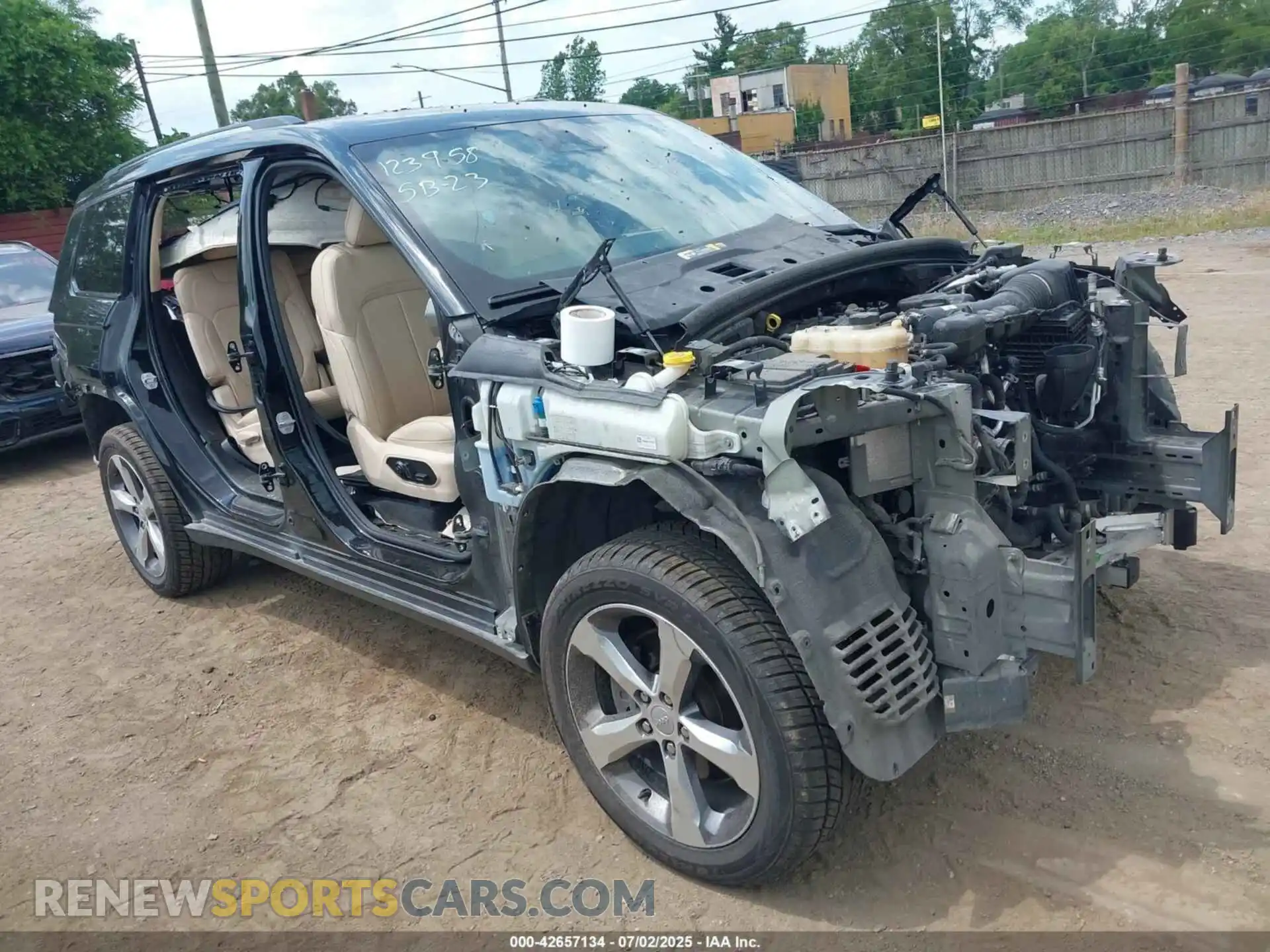 1 Photograph of a damaged car 1C4RJKBG9M8123958 JEEP GRAND CHEROKEE L 2021