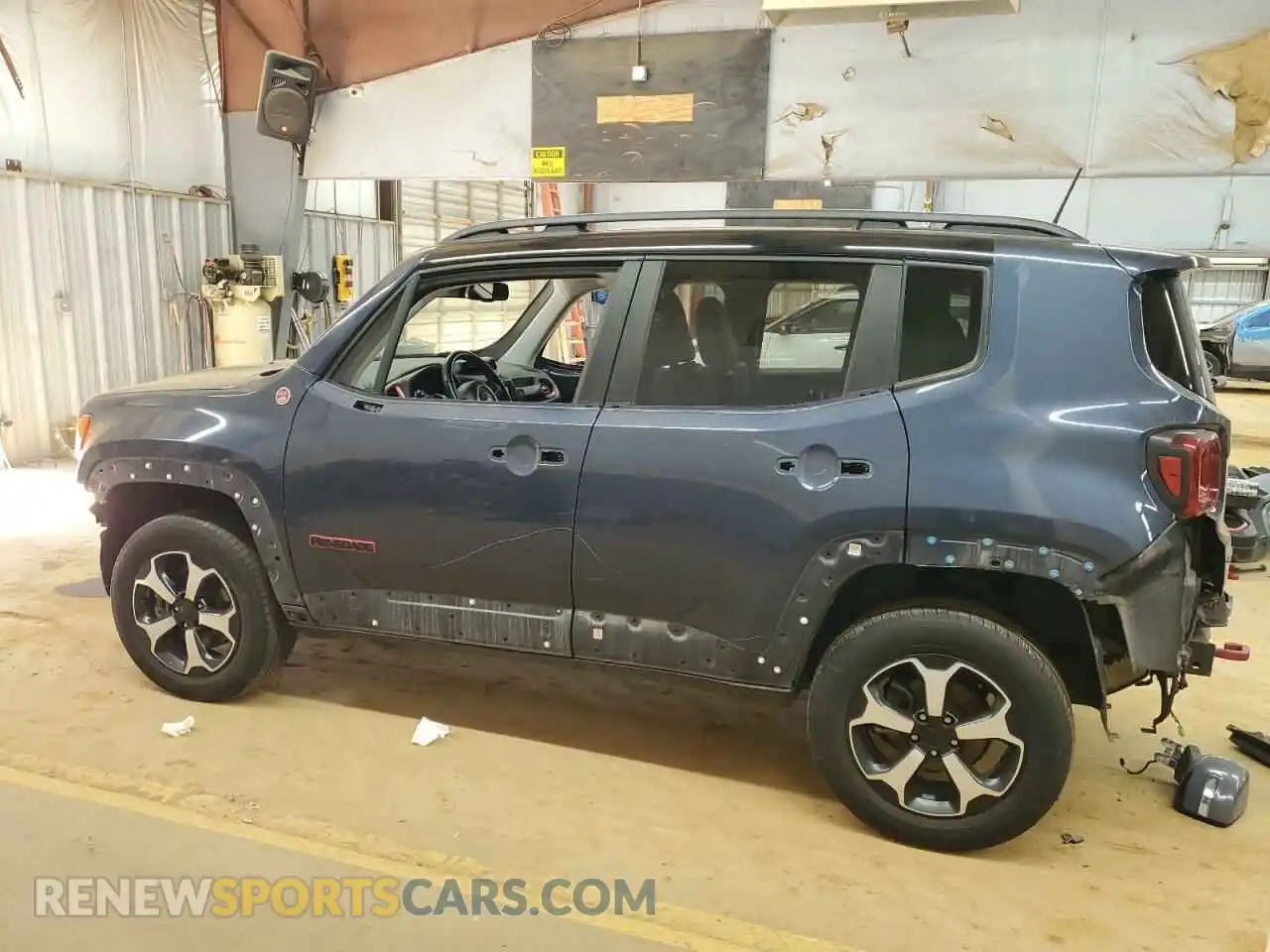 2 Photograph of a damaged car ZACNJBC14LPL94701 JEEP RENEGADE 2020