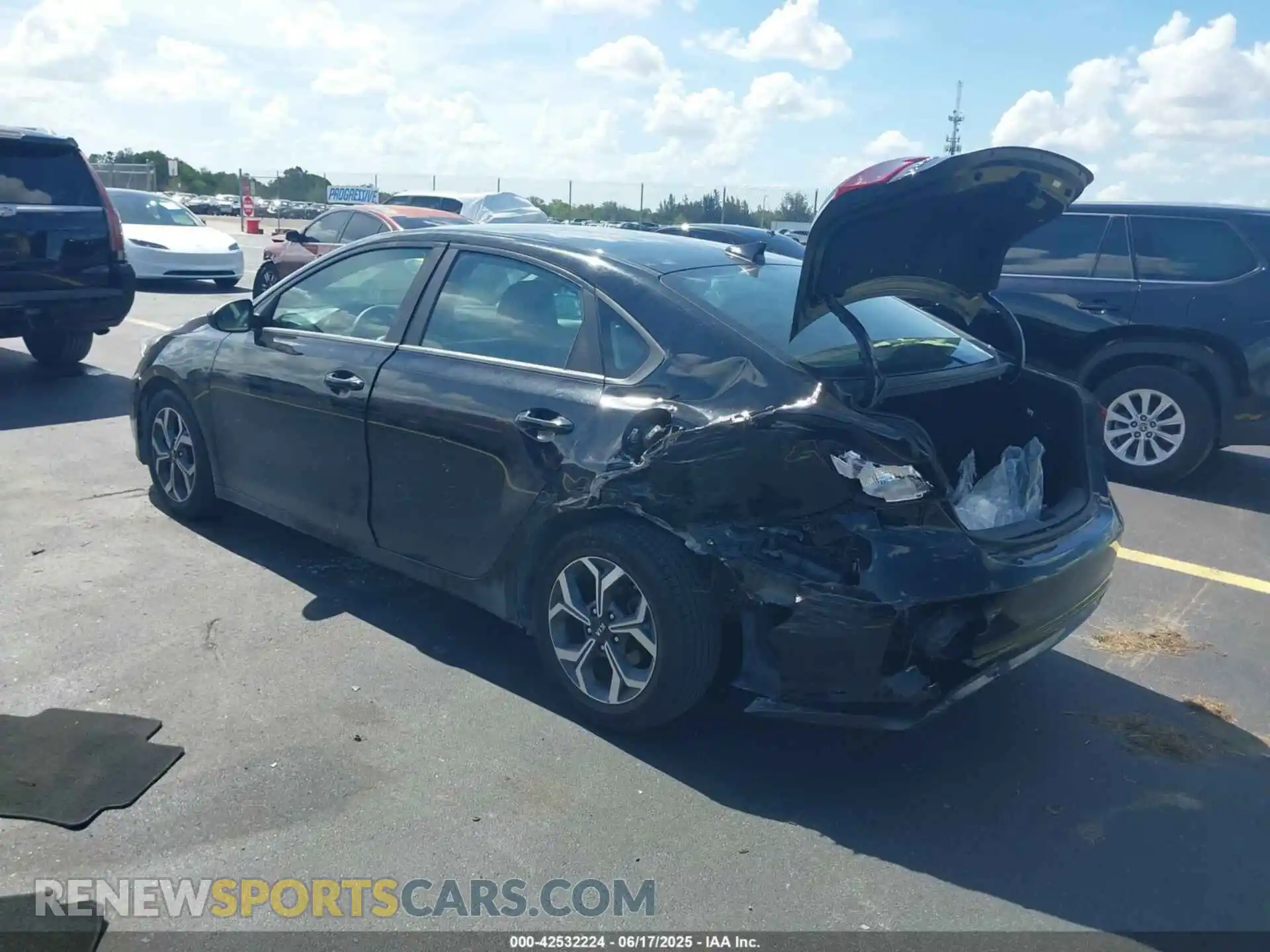 3 Photograph of a damaged car 3KPF24AD0LE170514 KIA FORTE 2020
