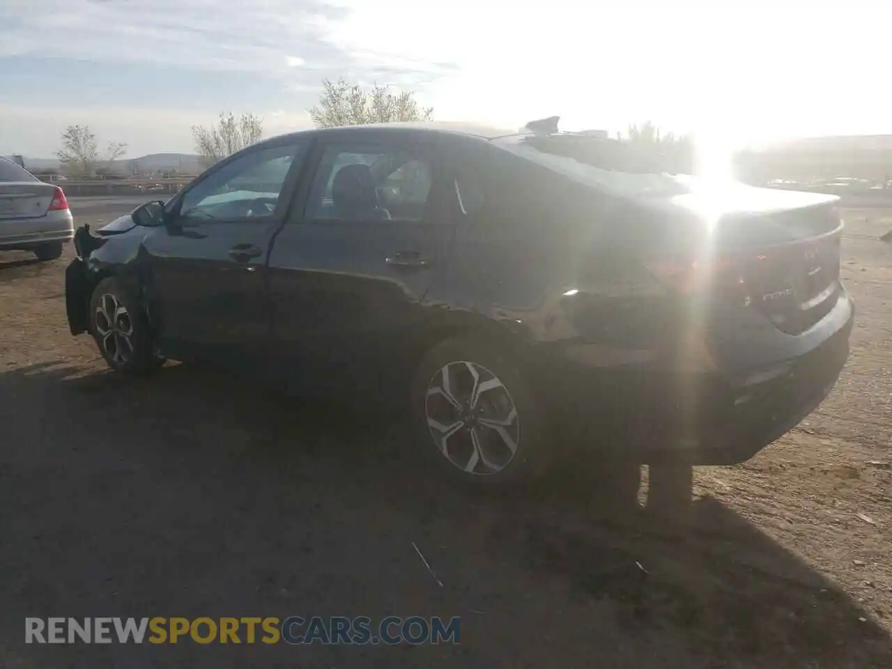 2 fotografías del automóvil dañado 3KPF24AD1ME374059 KIA FORTE 2021
