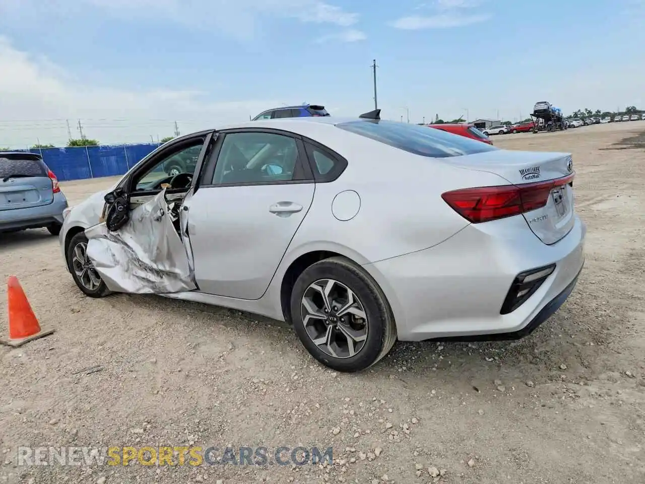 2 fotografías del automóvil dañado 3KPF24AD2ME346545 KIA FORTE 2021