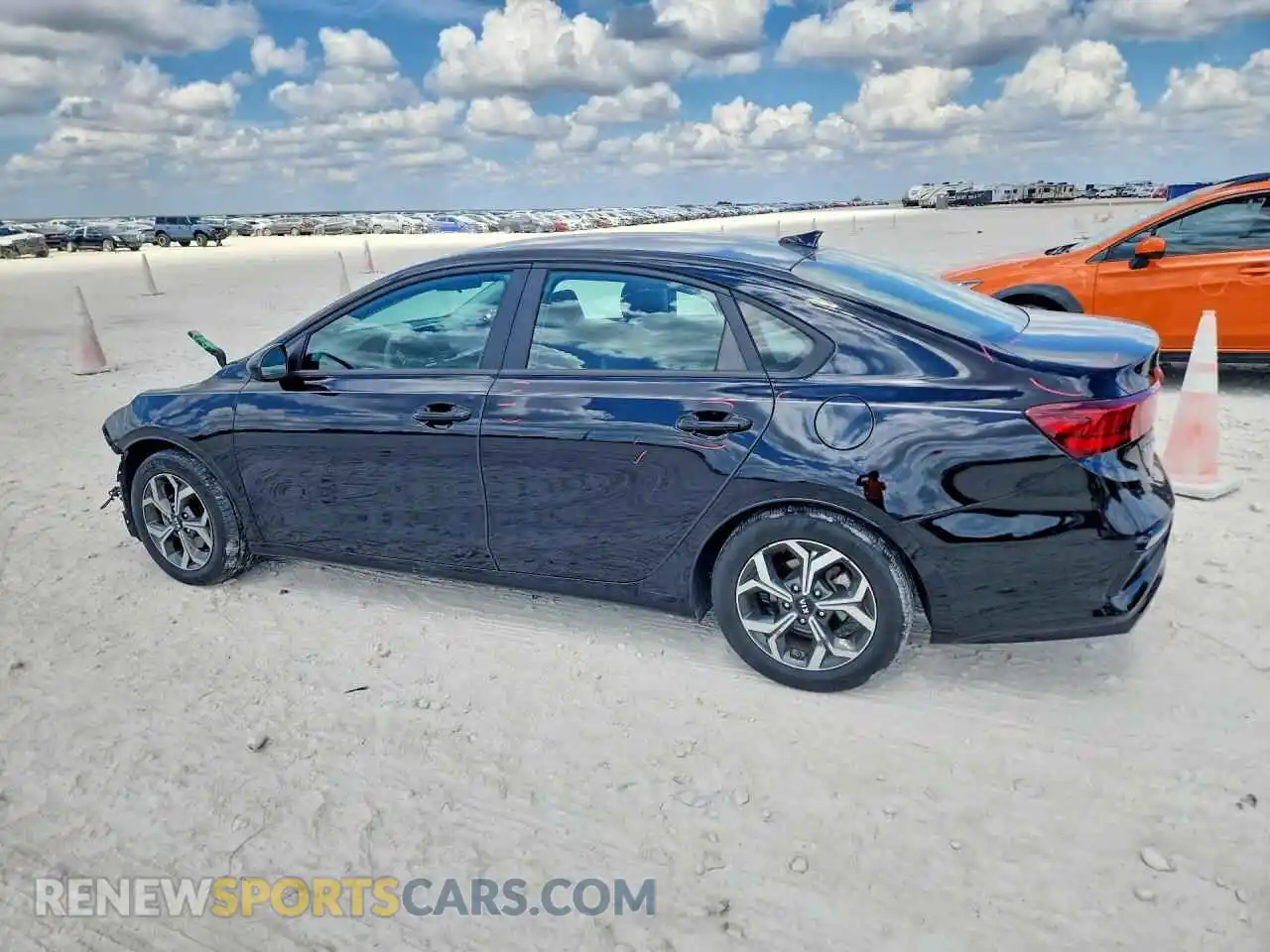 2 fotografías del automóvil dañado 3KPF24ADXME326575 KIA FORTE 2021