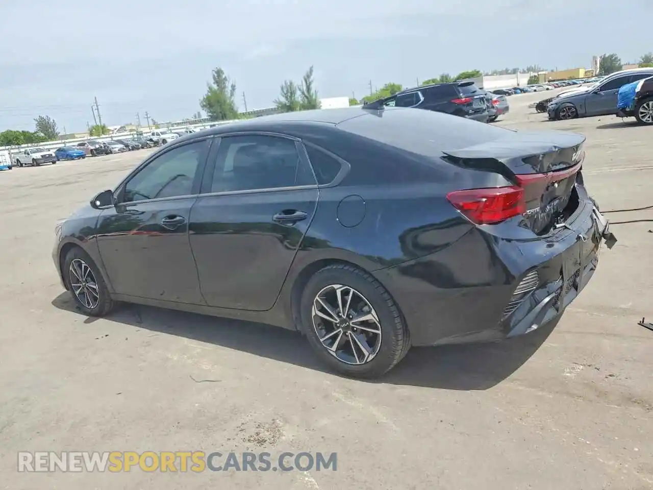 2 fotografías del automóvil dañado 3KPF24AD4NE424406 KIA FORTE 2022