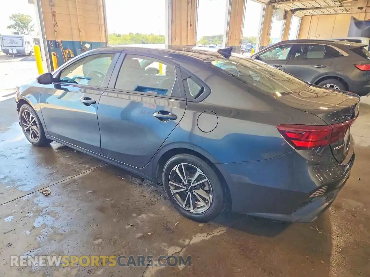 2 fotografías del automóvil dañado 3KPF24AD7PE550052 KIA FORTE 2023