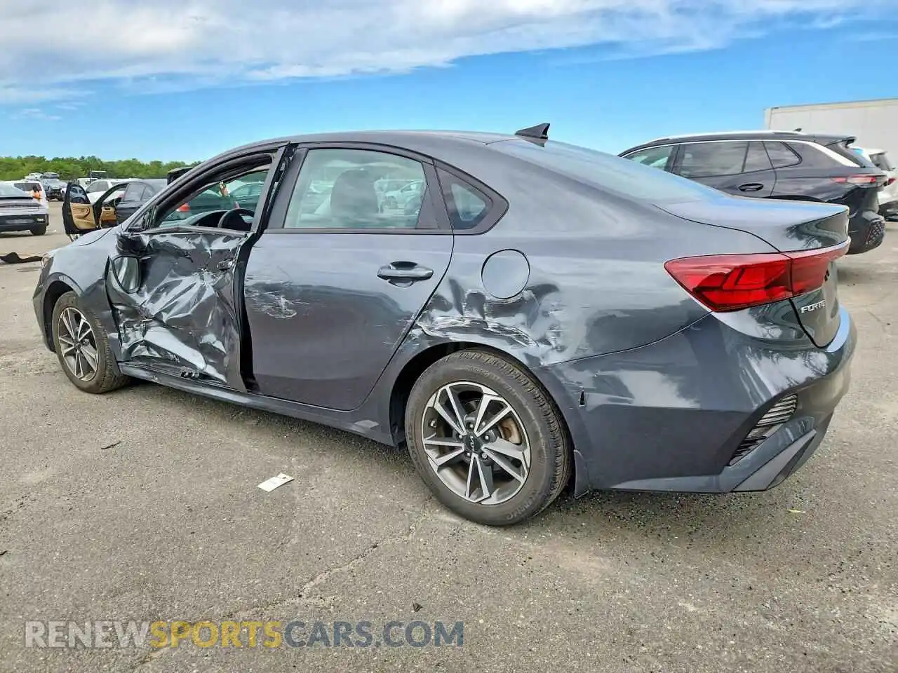 2 fotografías del automóvil dañado 3KPF24AD7PE582807 KIA FORTE 2023