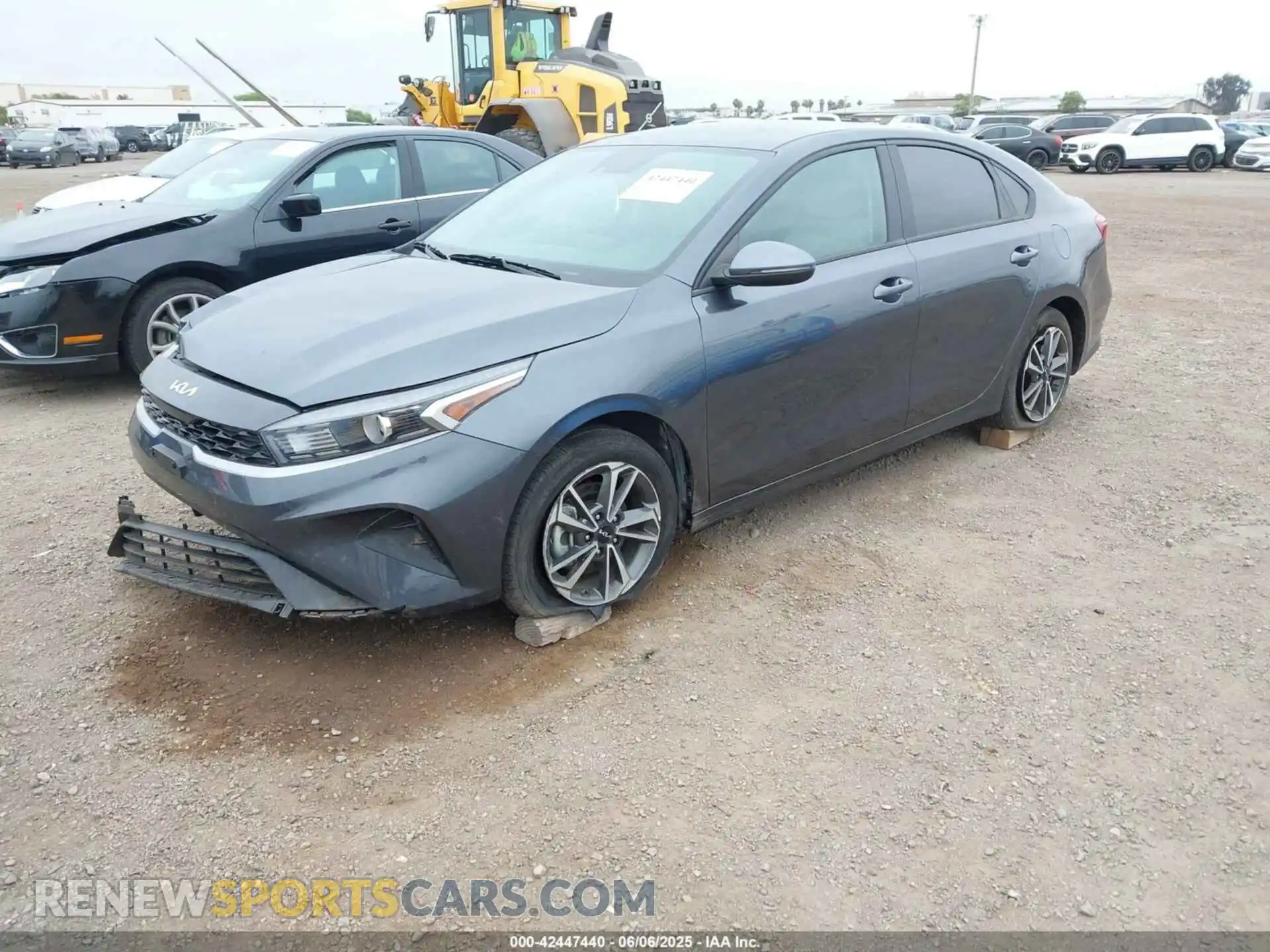 2 fotografías del automóvil dañado 3KPF24AD7PE670546 KIA FORTE 2023