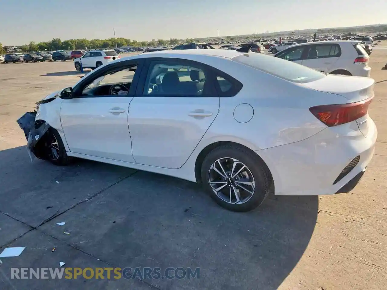 2 fotografías del automóvil dañado 3KPF24AD0RE716379 KIA FORTE 2024