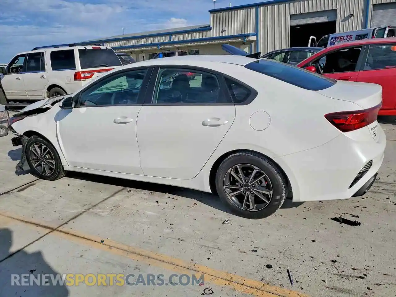 2 fotografías del automóvil dañado 3KPF24AD4RE736005 KIA FORTE 2024