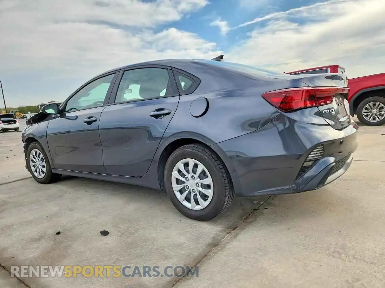 2 fotografías del automóvil dañado 3KPF24AD4RE737347 KIA FORTE 2024