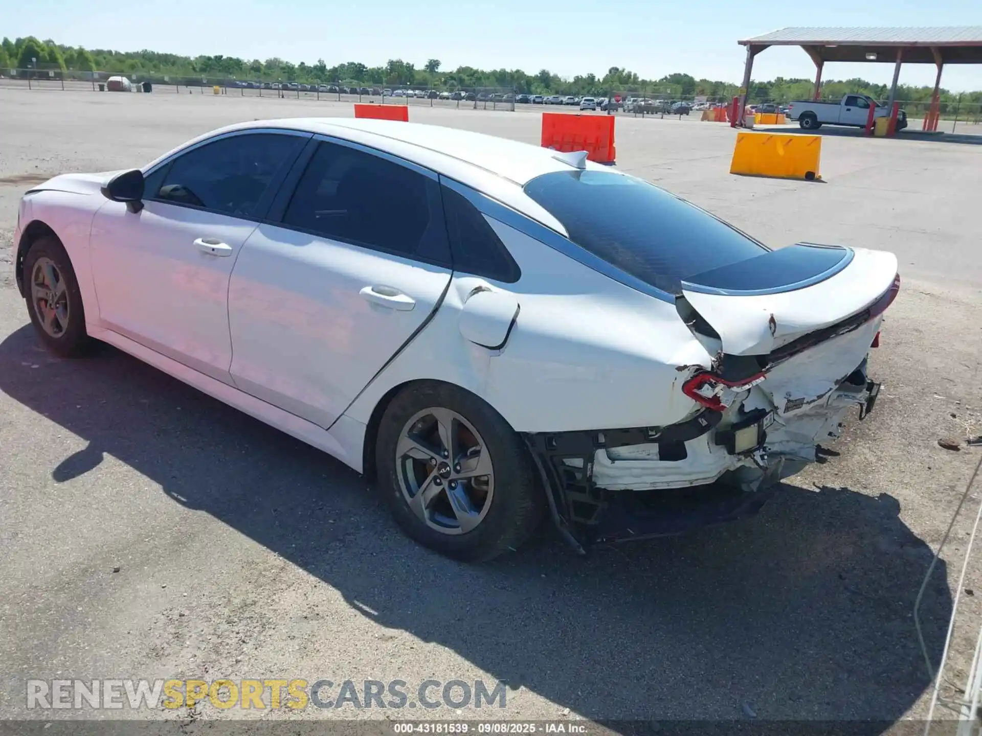 3 Photograph of a damaged car 5XXG14J27NG118362 KIA K5 2022