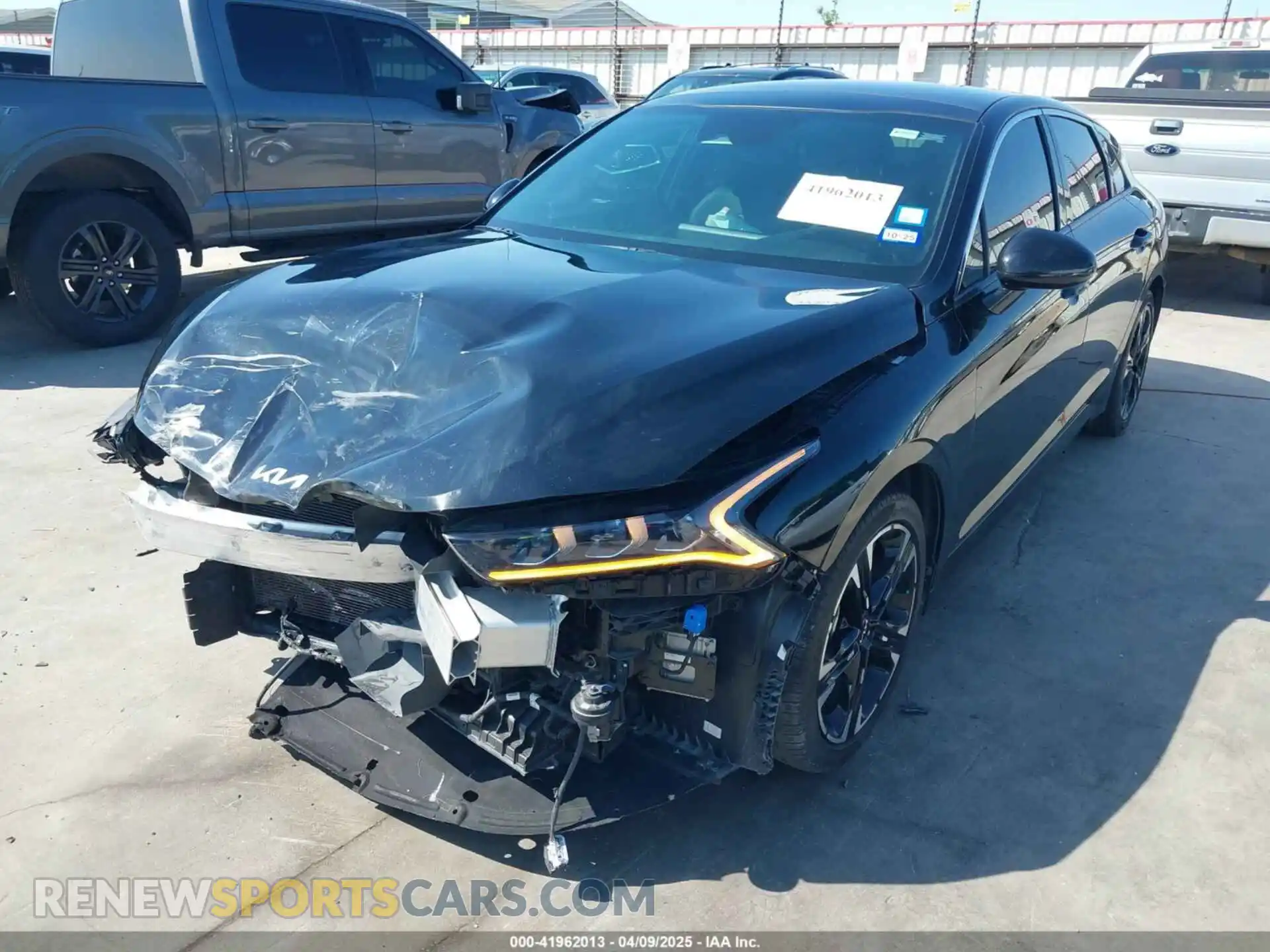 2 Photograph of a damaged car 5XXG64J20NG119032 KIA K5 2022