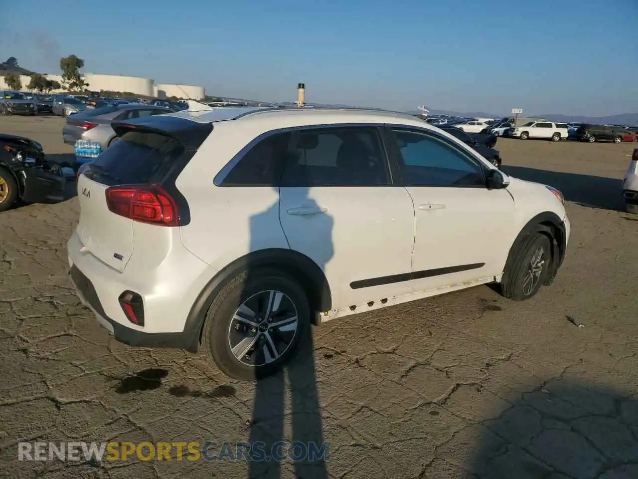 3 Photograph of a damaged car KNDCD3LD9N5490935 KIA NIRO 2022