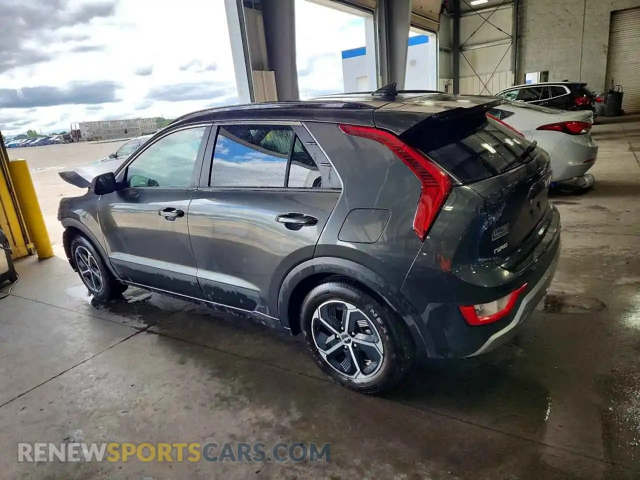 2 fotografías del automóvil dañado KNDCP3LE4P5086900 KIA NIRO 2023