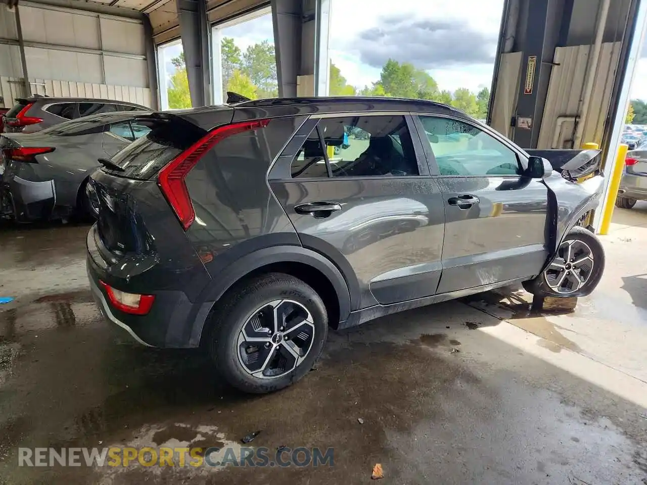 3 fotografías del automóvil dañado KNDCP3LE4P5086900 KIA NIRO 2023