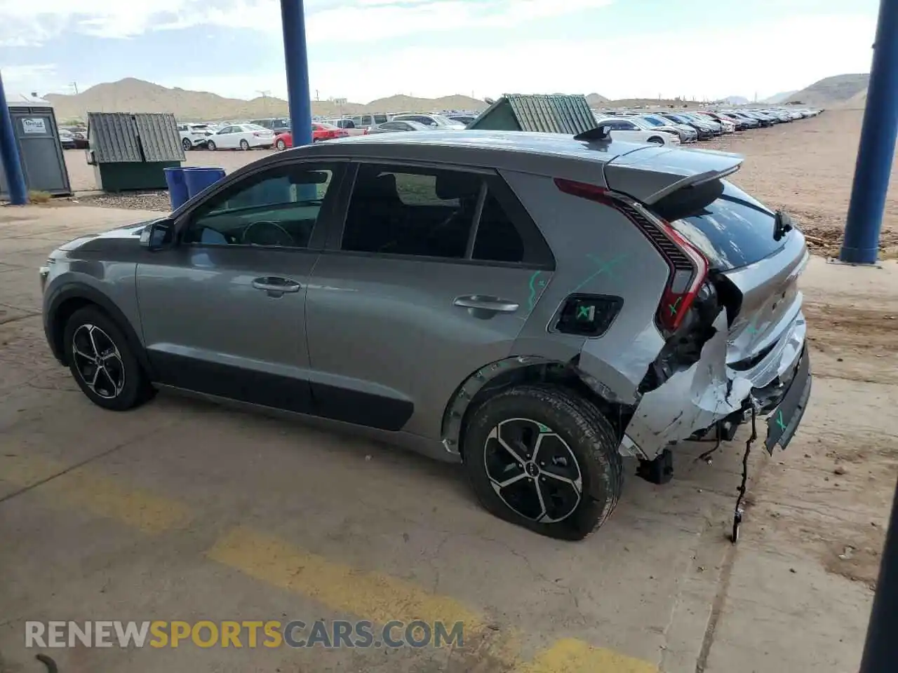 2 fotografías del automóvil dañado KNDCP3LE8P5082588 KIA NIRO 2023