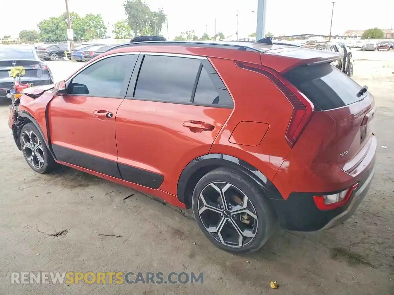 2 fotografías del automóvil dañado KNDCR3LE8P5066451 KIA NIRO 2023
