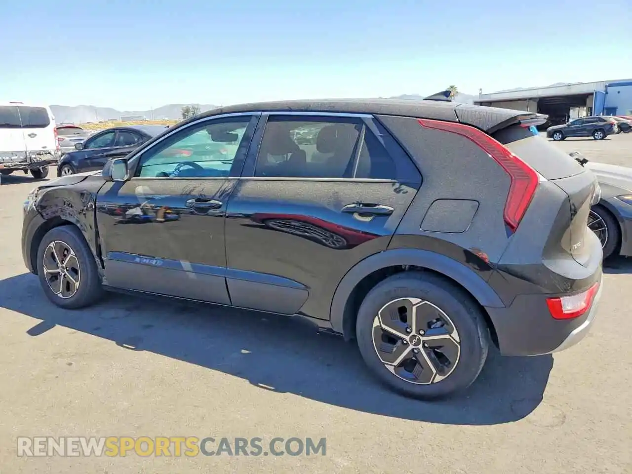 2 fotografías del automóvil dañado KNDCP3LE1R5188464 KIA NIRO 2024