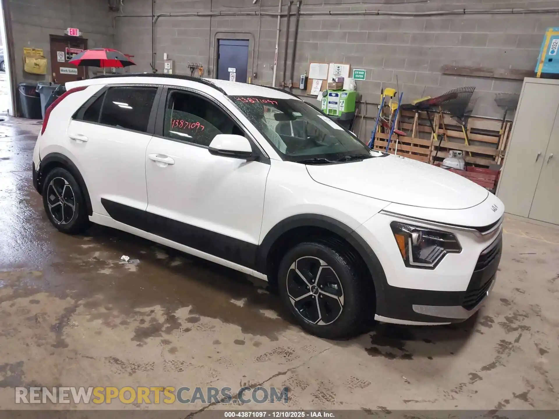 1 Photograph of a damaged car KNDCP3LE6R5155671 KIA NIRO 2024