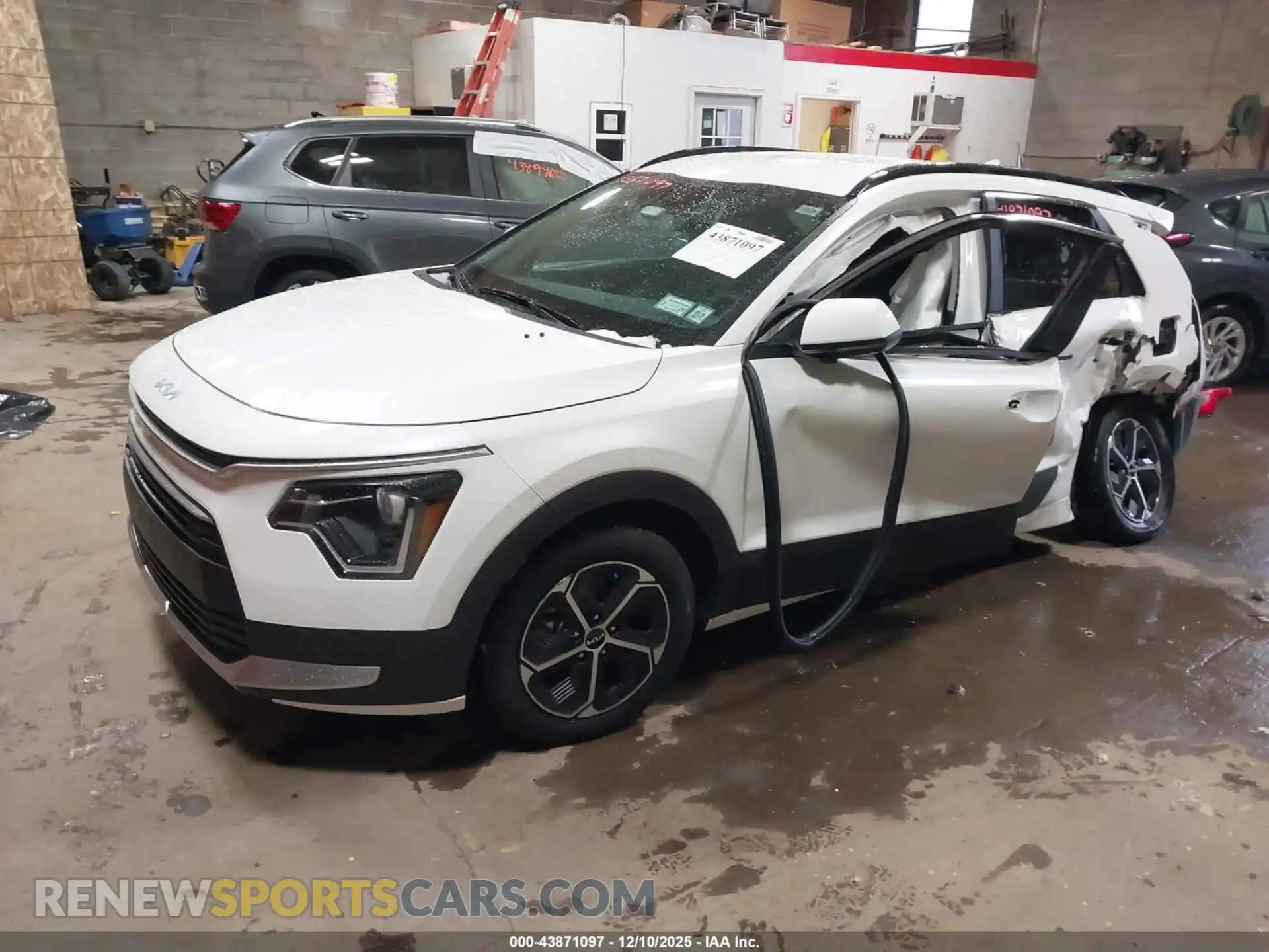 2 Photograph of a damaged car KNDCP3LE6R5155671 KIA NIRO 2024