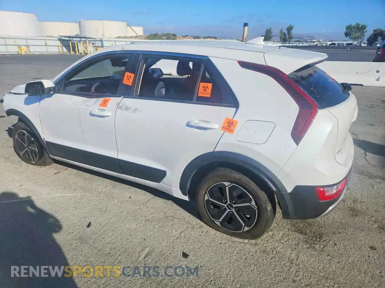 2 fotografías del automóvil dañado KNDCP3LE1T5330626 KIA NIRO 2026